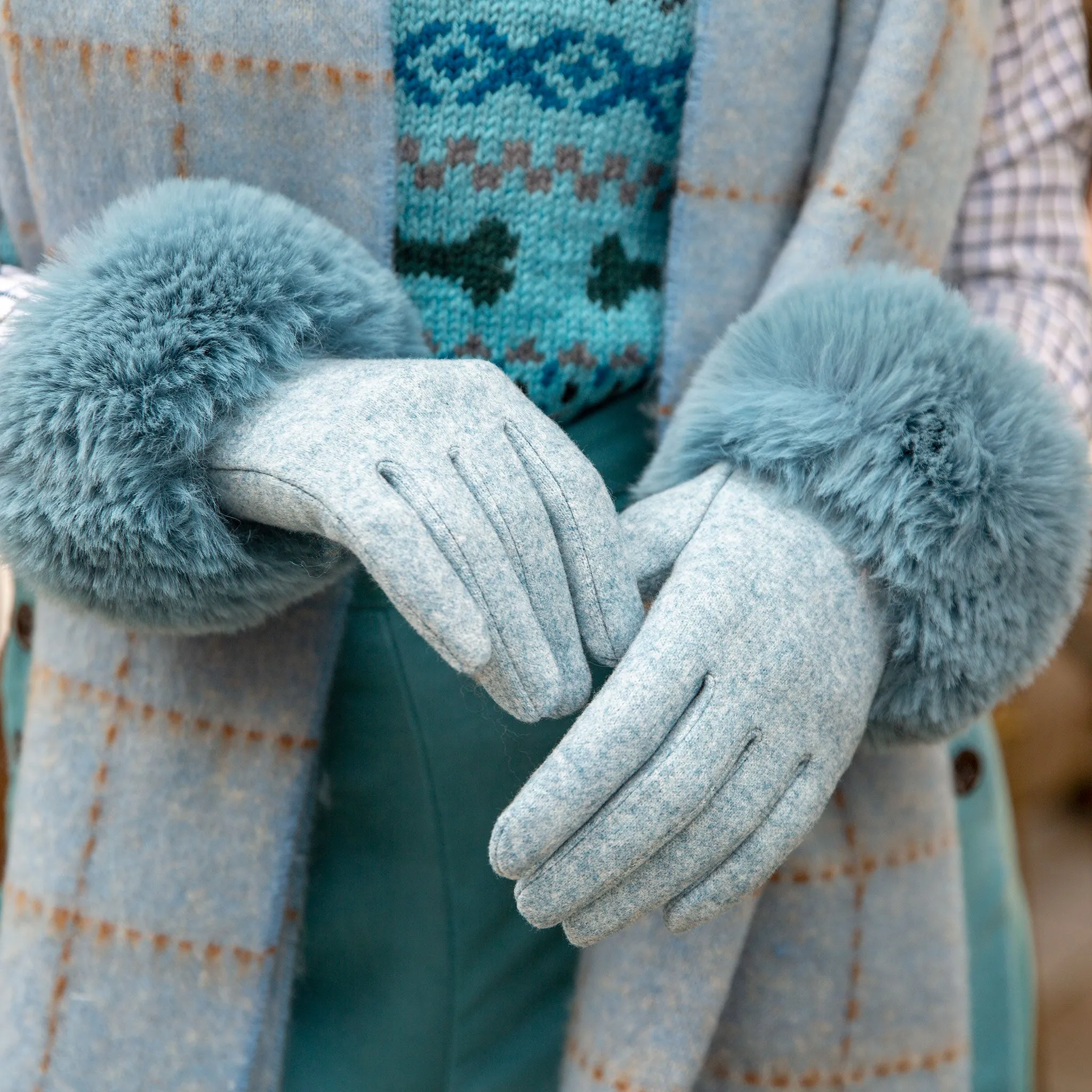 Women’s Gloves with Faux Fur Cuffs